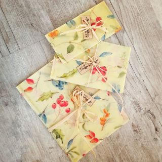 První novinkou zimní sezóny je vzor "Plody přírody", který má díky jmelí, šípkům a jalovci i lehce zimní nádech.❄️ Najít...